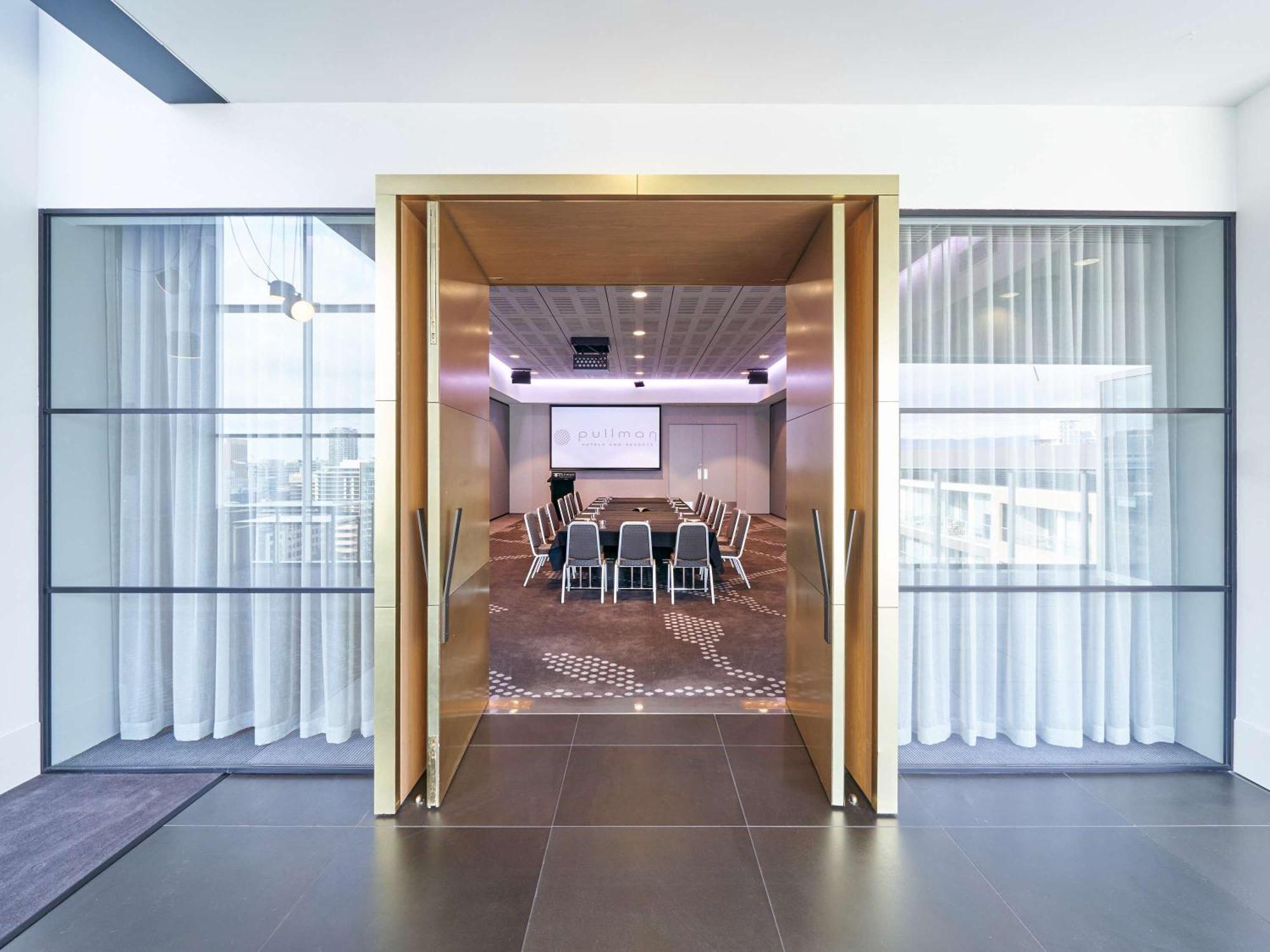 Pullman Adelaide Exterior foto Meeting room