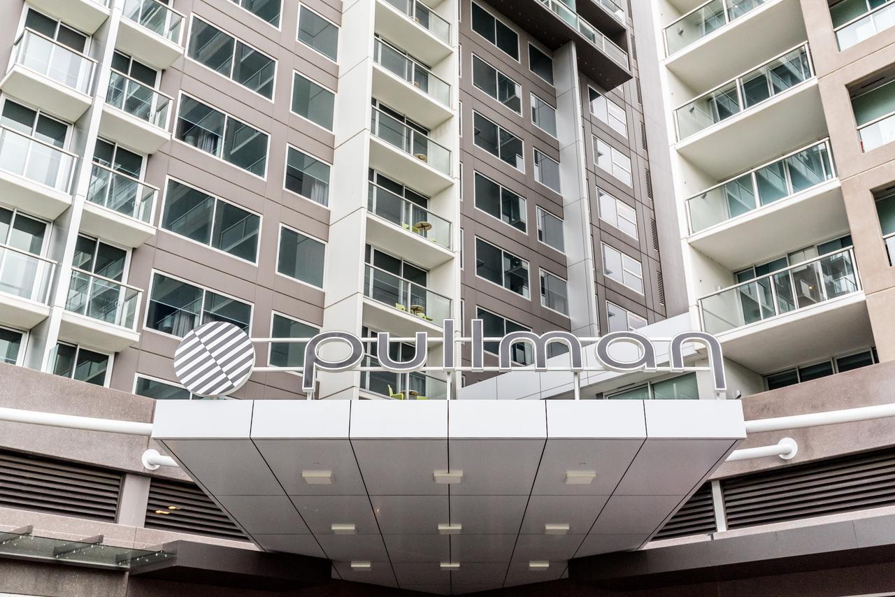 Pullman Adelaide Exterior foto The podium of the building