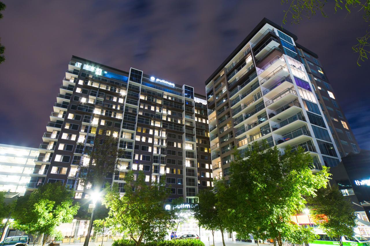 Pullman Adelaide Exterior foto The apartment building at night